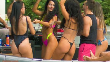 Yacht Party Heatwave: Miami's Waters Sizzle with Unrelenting Celebration! 🔥🛥️🌴